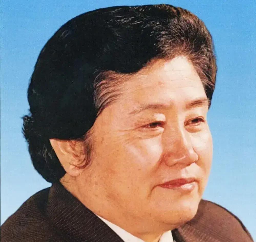 1986年8月，中纪委常委刘丽英刚因高血压导致的美尼尔氏症出院不久，她刚坐到办公