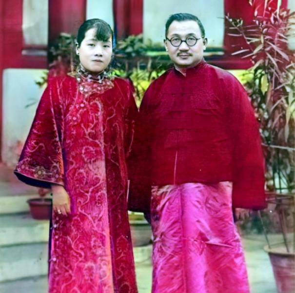 1914年，宋霭玲与孔祥熙完婚。新婚之夜，一伙儿人来闹洞房，有人一把扯下她的腰带