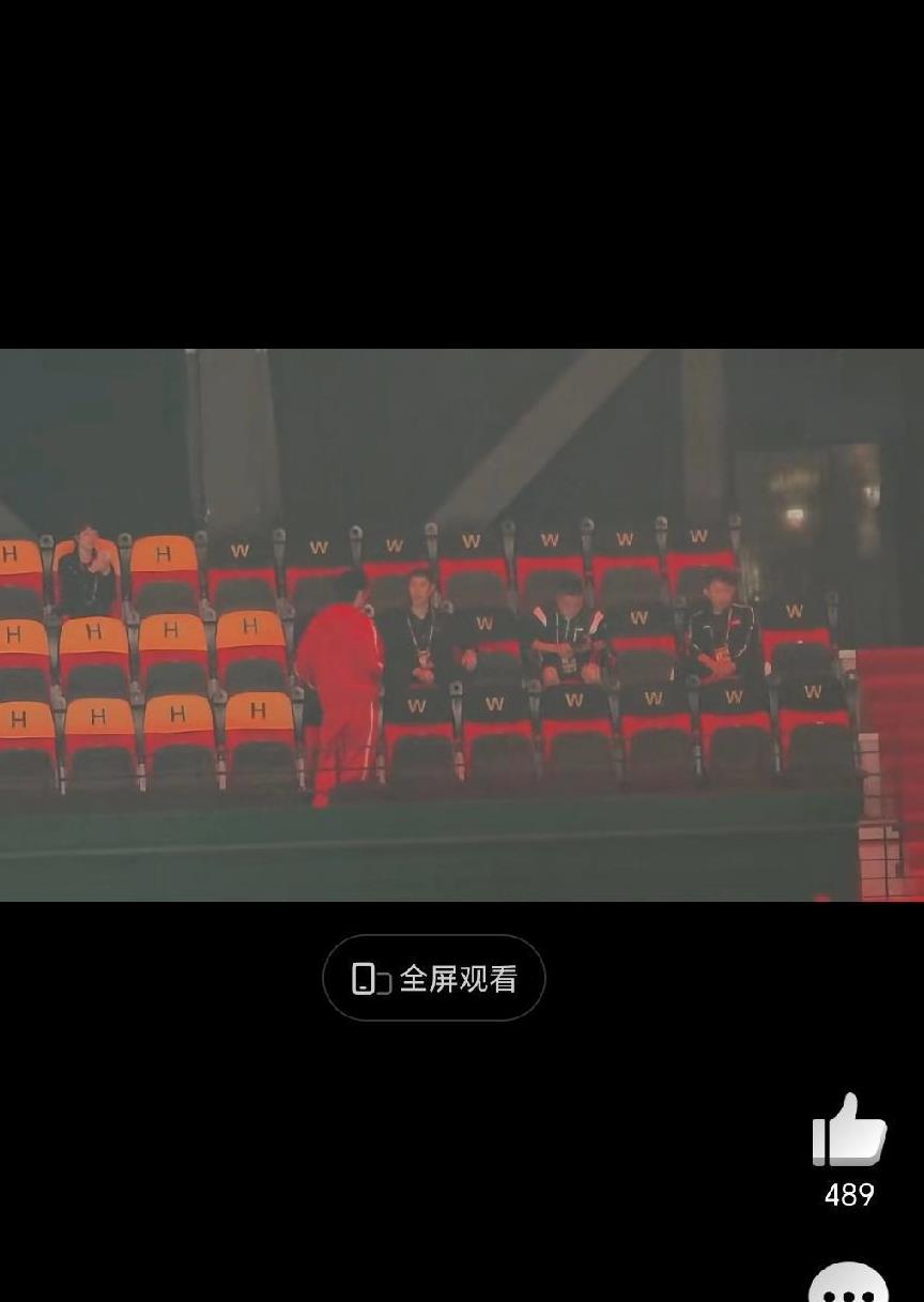 9月29日王励勤在观众席看比赛，还是自己一个人坐一起，空着一个位置和别人，感觉王