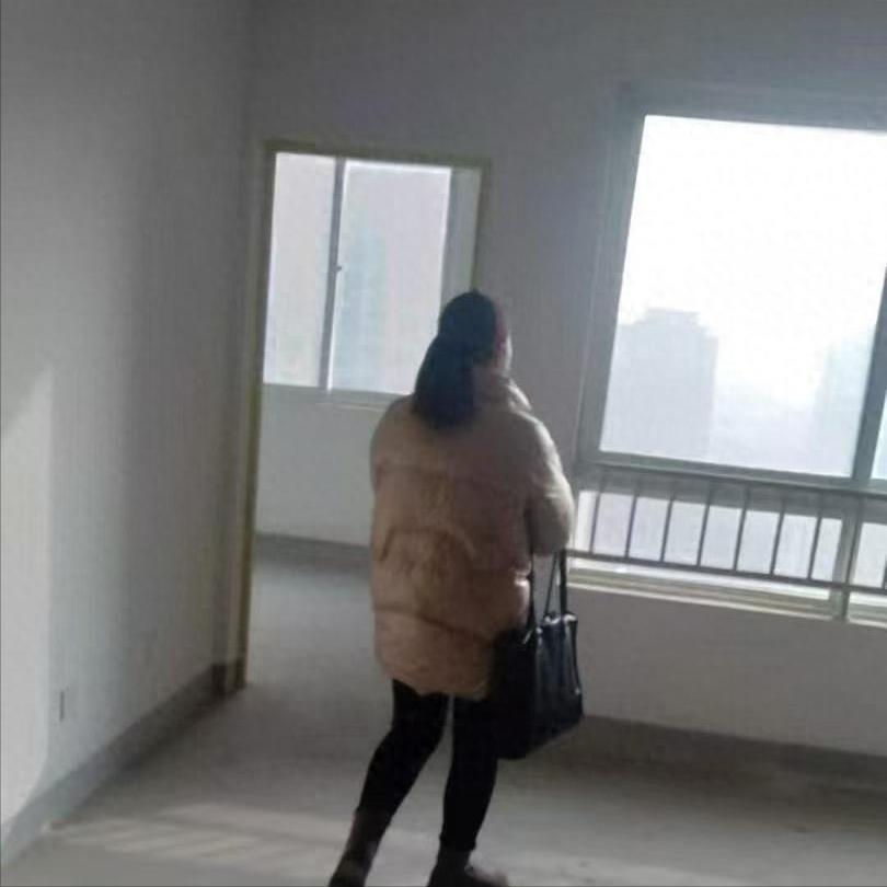 安徽，男子原本在菜市场做大厨，后来赚钱了就发展了3个美艳的情人，白天做正经事，晚