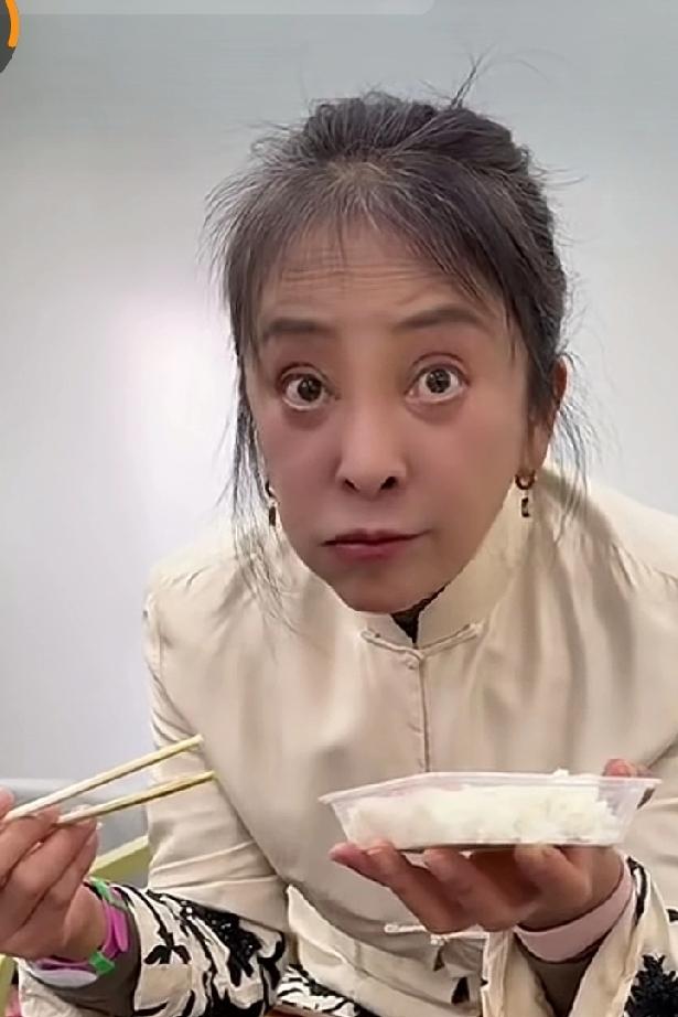 李勤勤无论吃什么饭都吃的很香，无论是炸酱面、还是米饭、亦或是方便面，只要是能吃的