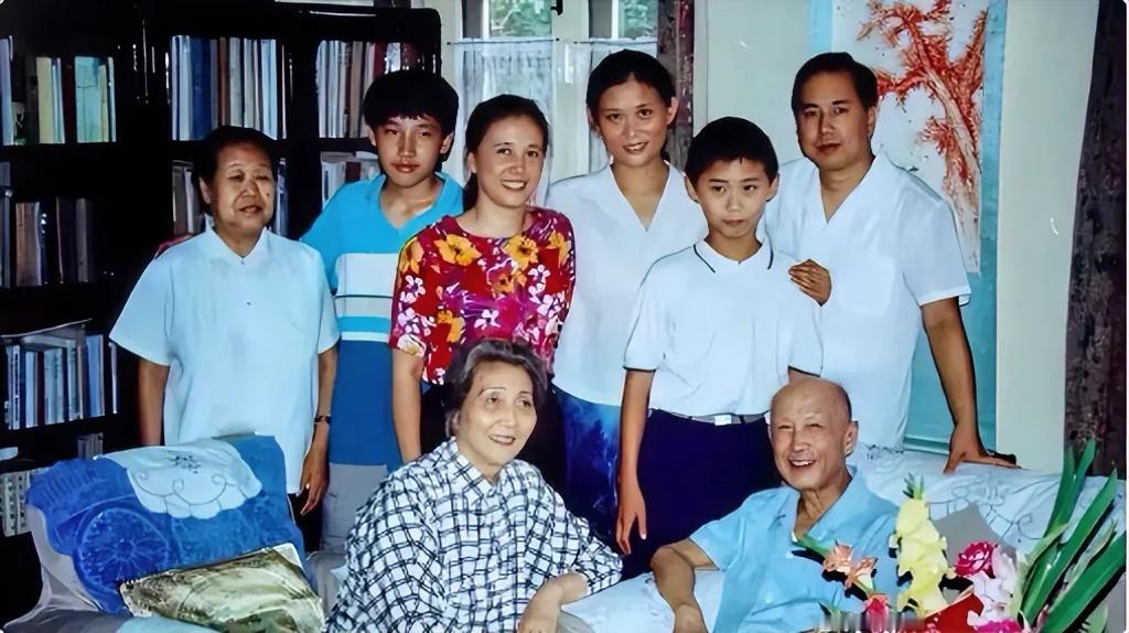 90年代，晚年的钱学森一家人在航天大院单元楼的珍贵合影，镜头中钱学森和蒋英坐在沙
