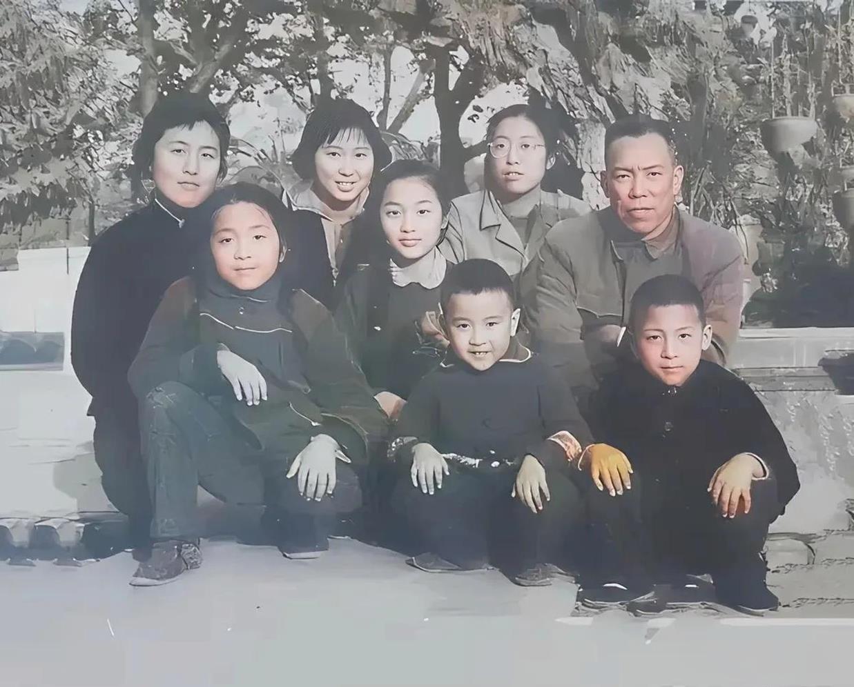 #分享几十年前的老照片#这张珍贵的家庭合影，定格了开国中将梁兴初难得的温情瞬间