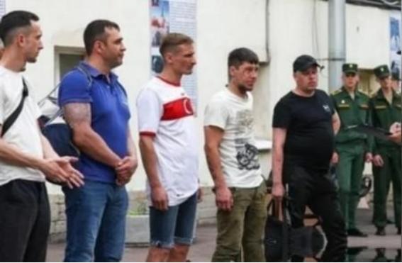 现在的俄罗斯大概率只剩下两条路了：要么低头，把吞进去的地全吐出来，赔到服气；要么