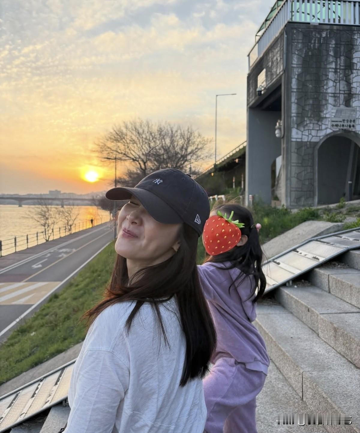 29日，演员崔智友在自己的Instagram上传了照片。照片中，崔智友和女儿在汉