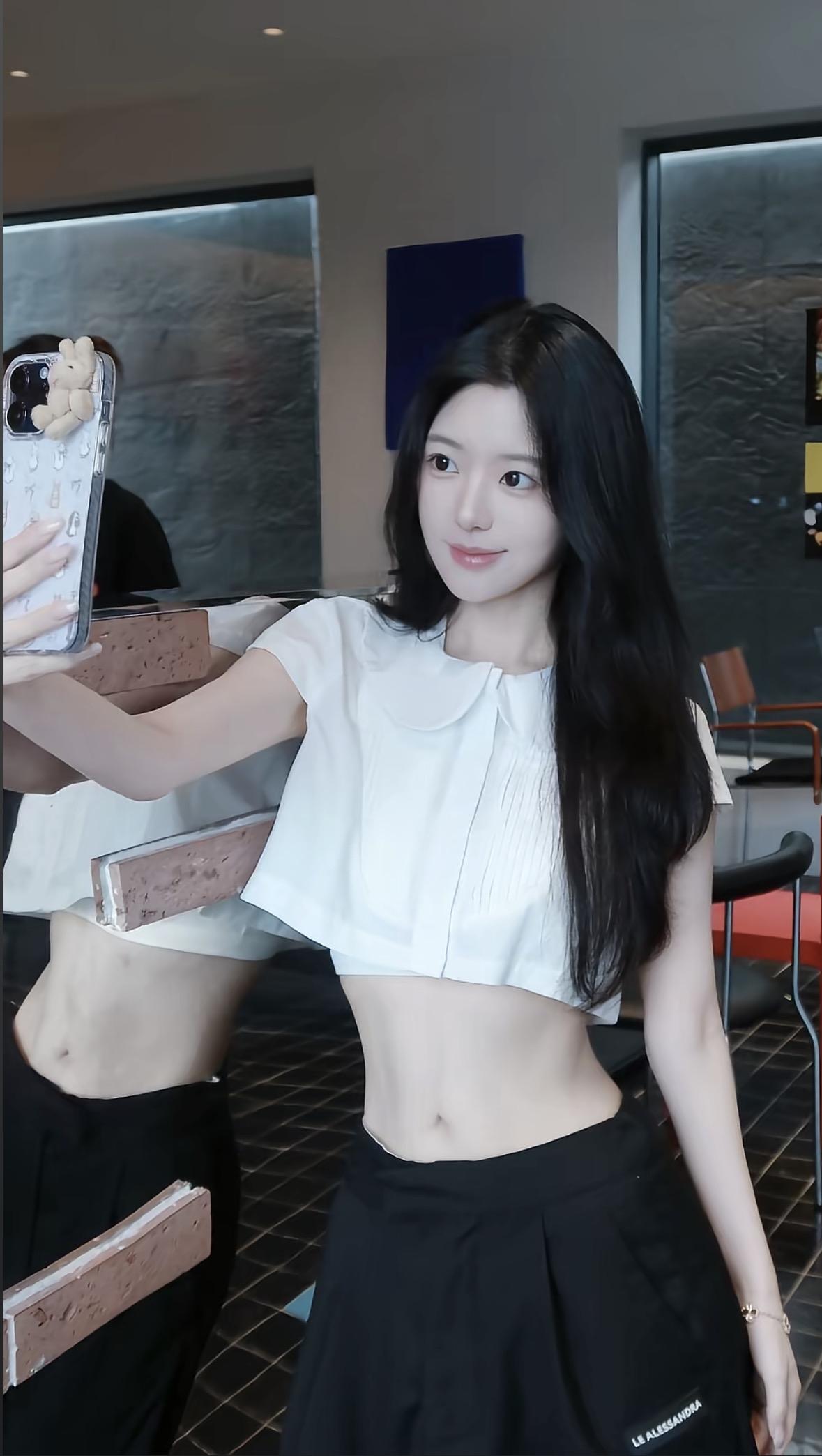 都市少女风，黑白撞色穿搭，简约时尚，清新自然。