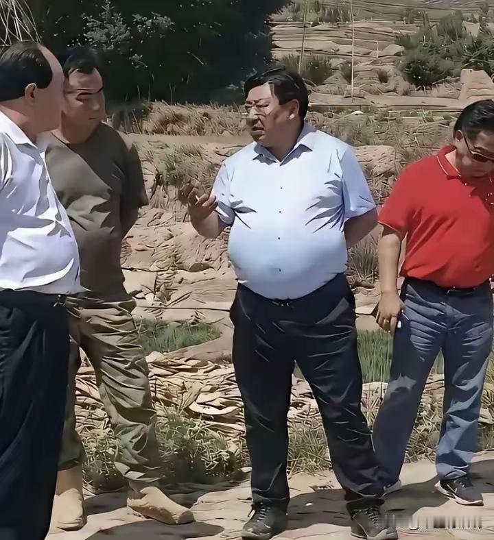 看这乡村的石头老房子旁站着几位城里来的干部，站在C位的这位领导，级别应该不会低吧