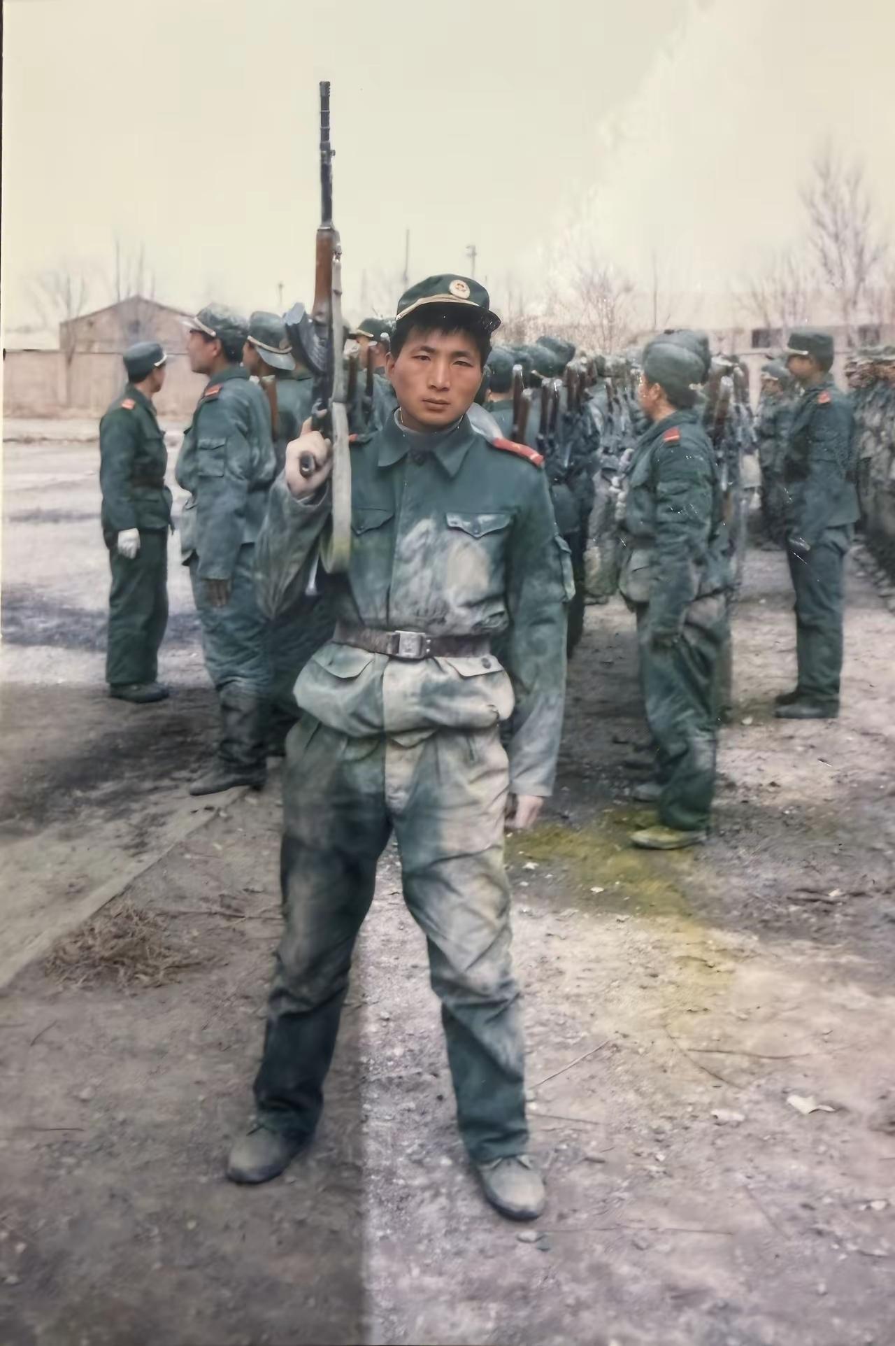 猜猜看，这大概是什么年份的士兵，手上拿的是什么机枪呢？我敢说，能看出来的人，绝对