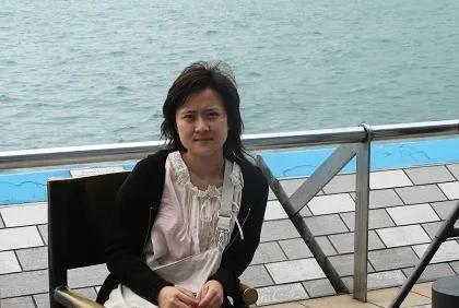 我媳妇闺蜜的婆婆在她家都住了三个月了。原本呢，她的五个儿子商量好了，每家轮流照顾