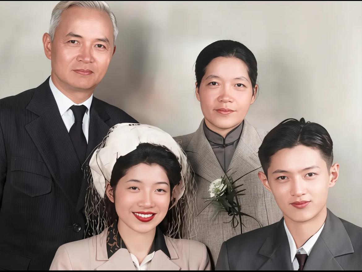 1949年英国，李四光一家拍下全家福。画面里新郎是邹承鲁，长相英俊，才华出众。他