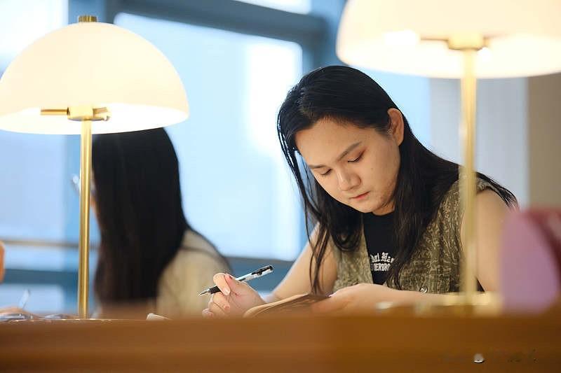 翻了下最近几年各地公考的录用公示，女多男少的趋势真的越看越明显，国考省考女生报考占比早就超60%，新