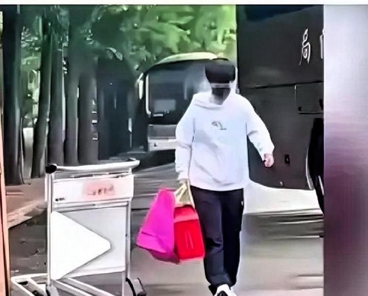 大家可能不知道莎莎再忙再累每次比完赛都要买些礼物送给妈妈以前我不知道以