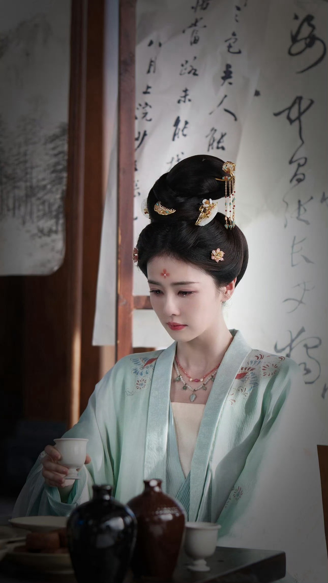 白鹿打开镜头即可获得：喜欢这两张，眼神的悲悯和眼底的泪花～