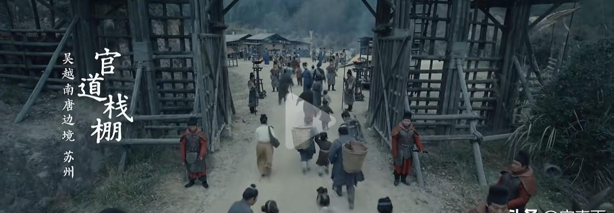 双下巴都快掉地上了，油光满面，个个膀大腰圆。导演你告诉我，这是饿了三个月的南唐