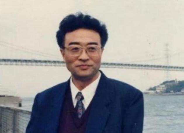 他名叫刘铁骑，是大贪官刘青山的儿子，1952年，刘青山因贪污155亿被枪