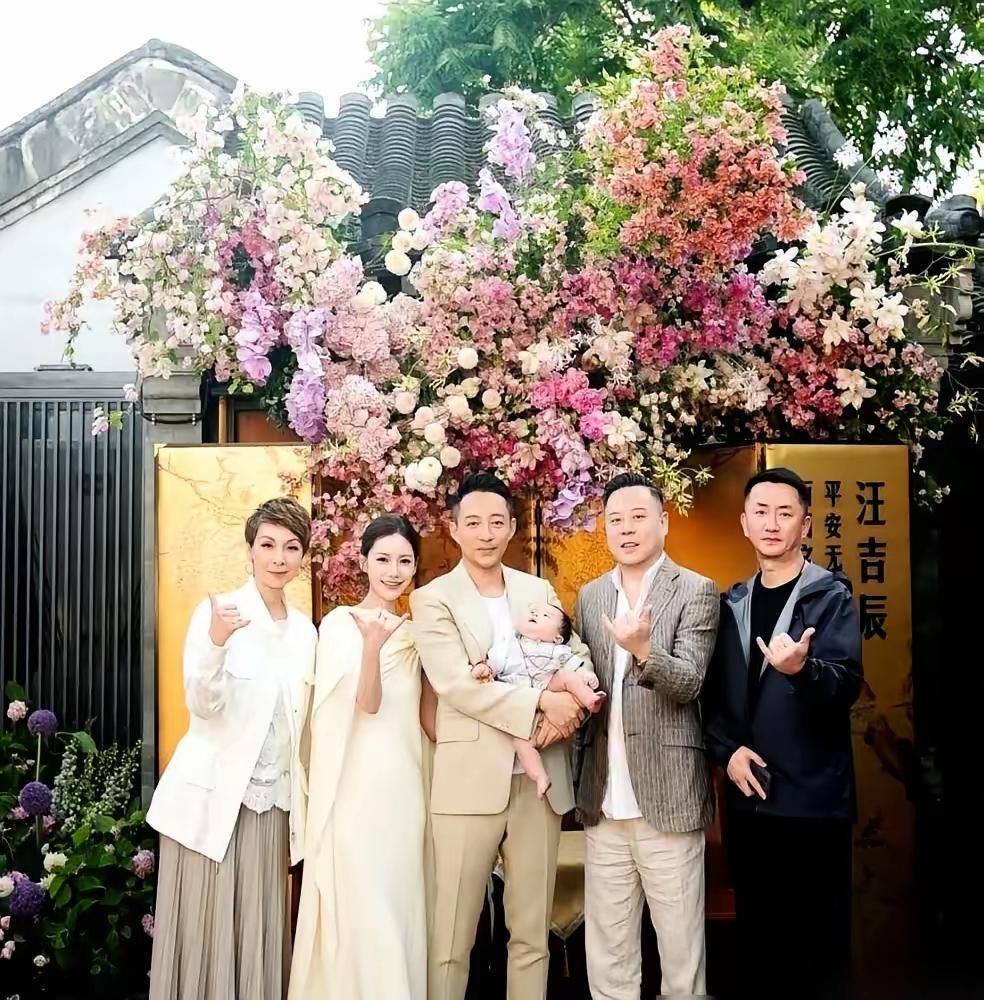 马筱梅这步棋走得冷明明是她一手操办儿子百日宴亲妈坐C位收花，张兰侧身陪笑