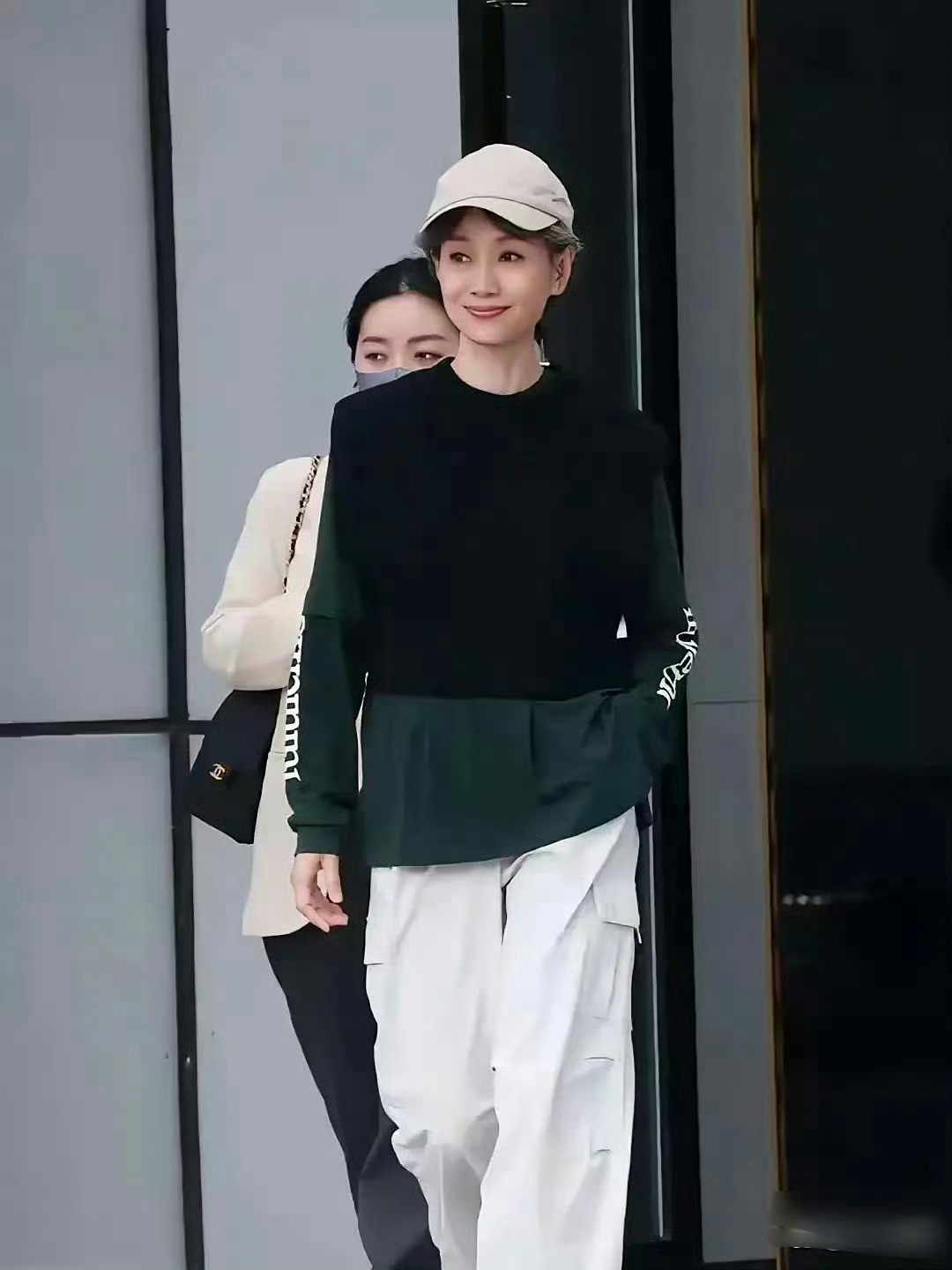 被62岁的叶童惊艳到了！优雅又松弛，这状态说是40岁我也会信