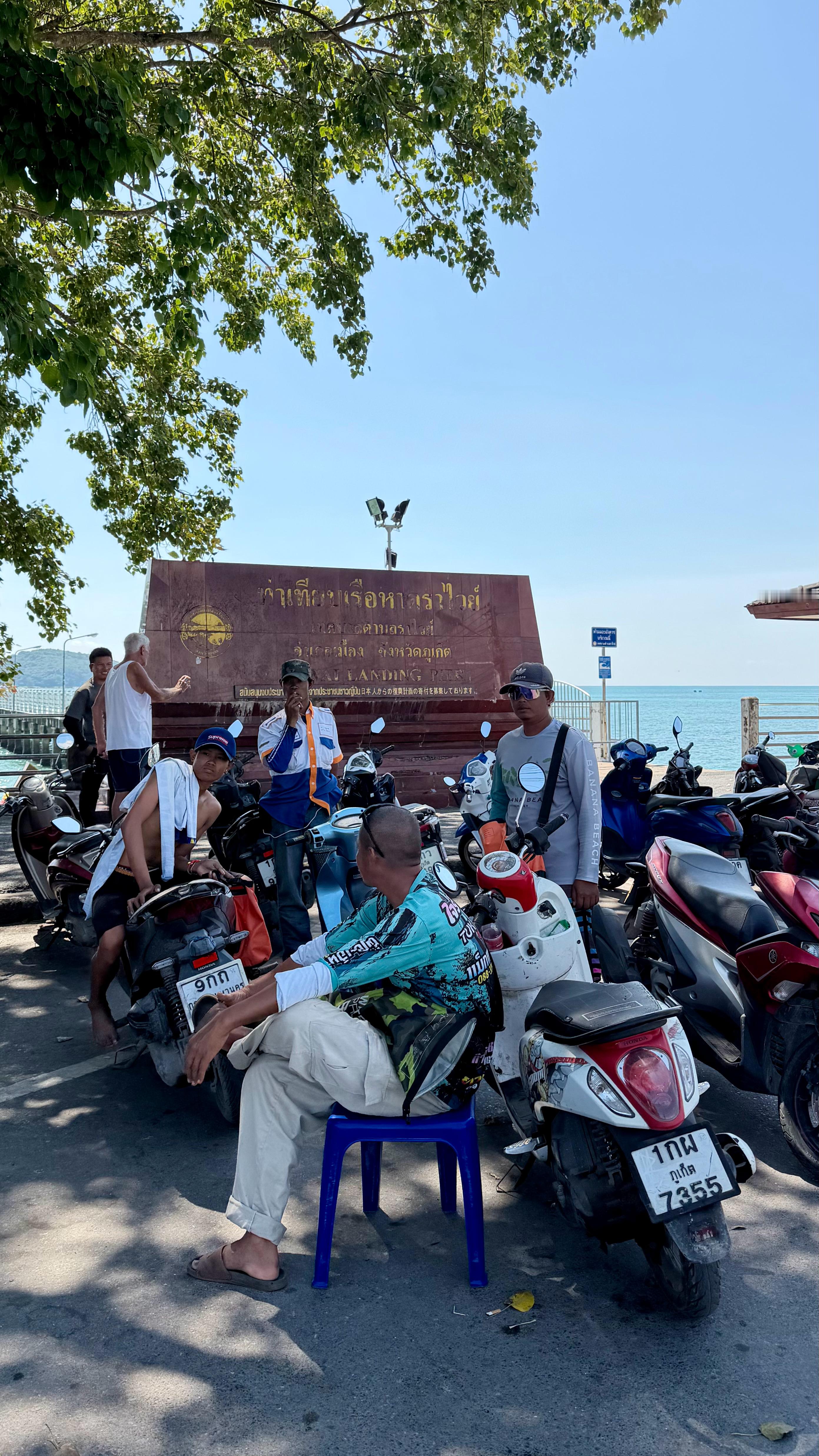 泰国旅行豆花名宿员工旅行2025第二季，今天在拉威海鲜市场买海鲜，找了家店加工