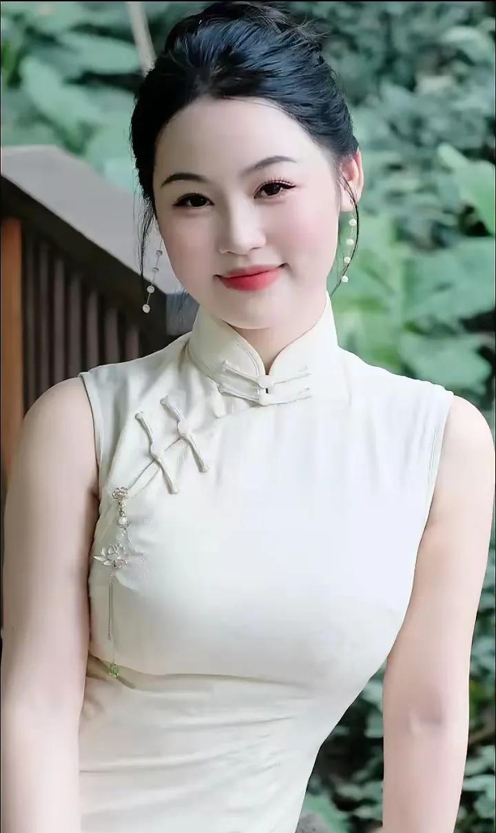 春水盈盈清香来，含情脉脉揽胸怀。柳眉杏眼春烟醉，……请友续句【轻舟荡漾笑