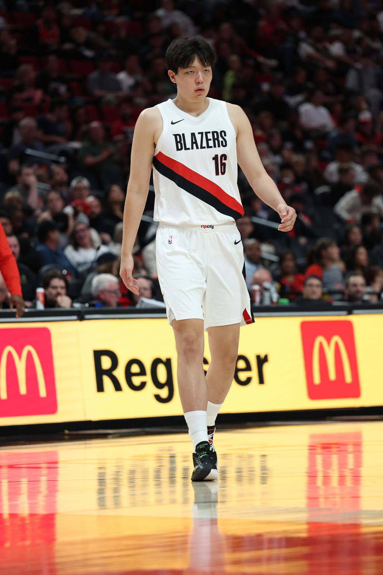 开拓者的四个中锋，本赛季目前的三分情况如下：克林根25中6，三分命中率24%；