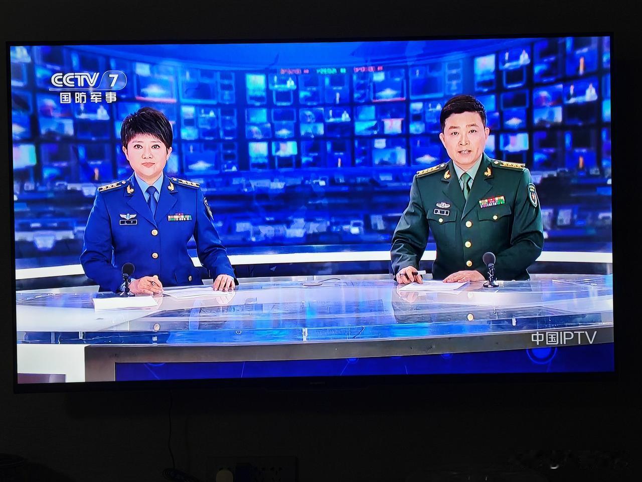 央视七套《国防军事》频道两个节目主持人的肩章和勋表这么这样？谁能解释一下原因？