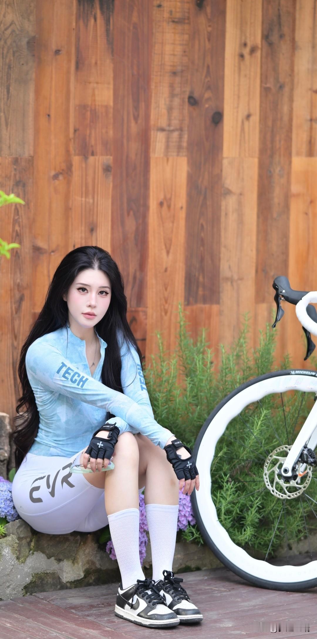 骑行少女🚴‍♀️青春洋溢的骑行时光，与自然亲密接触！🌿💚