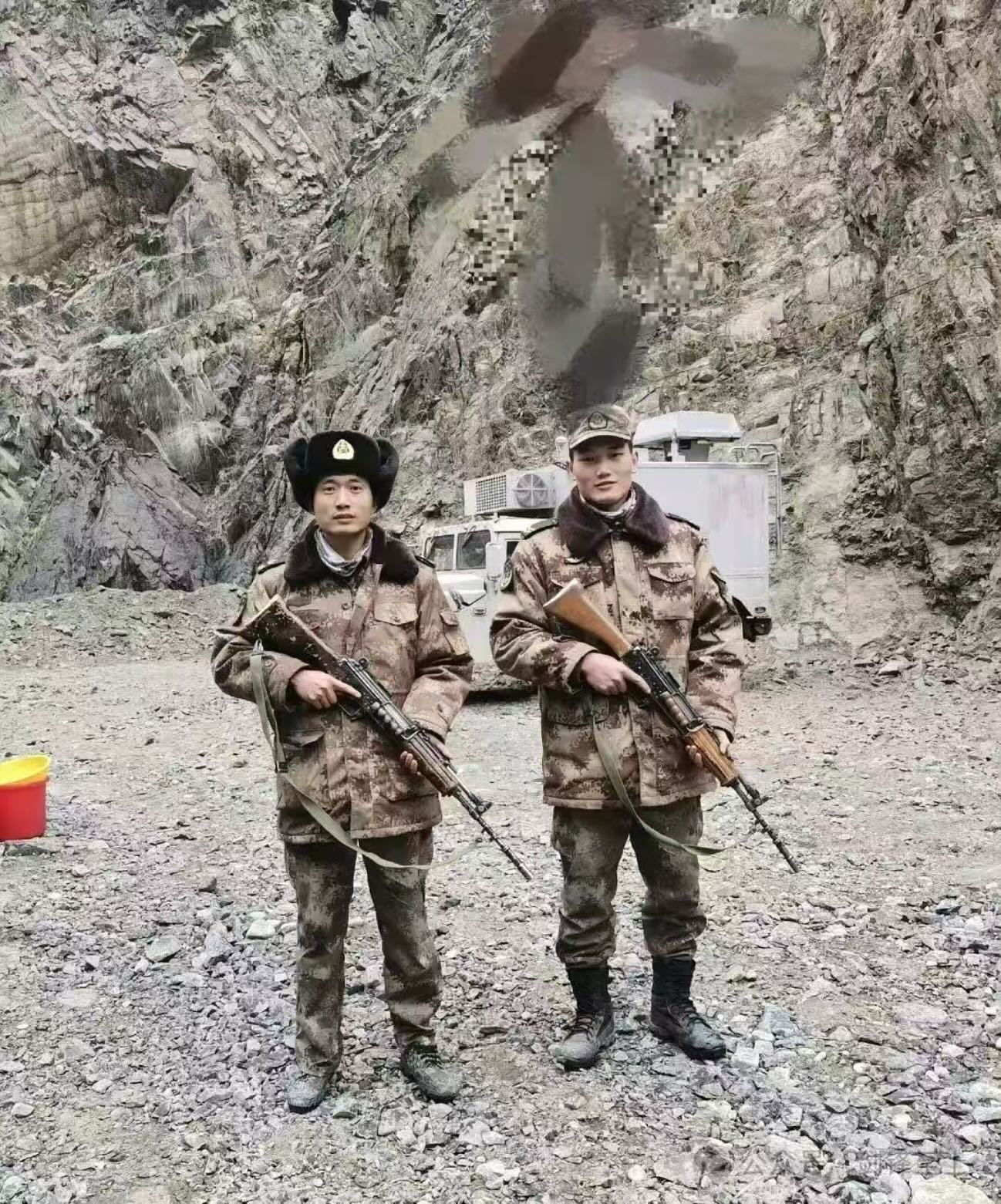 手持印军标配INSAS背后是什么车？