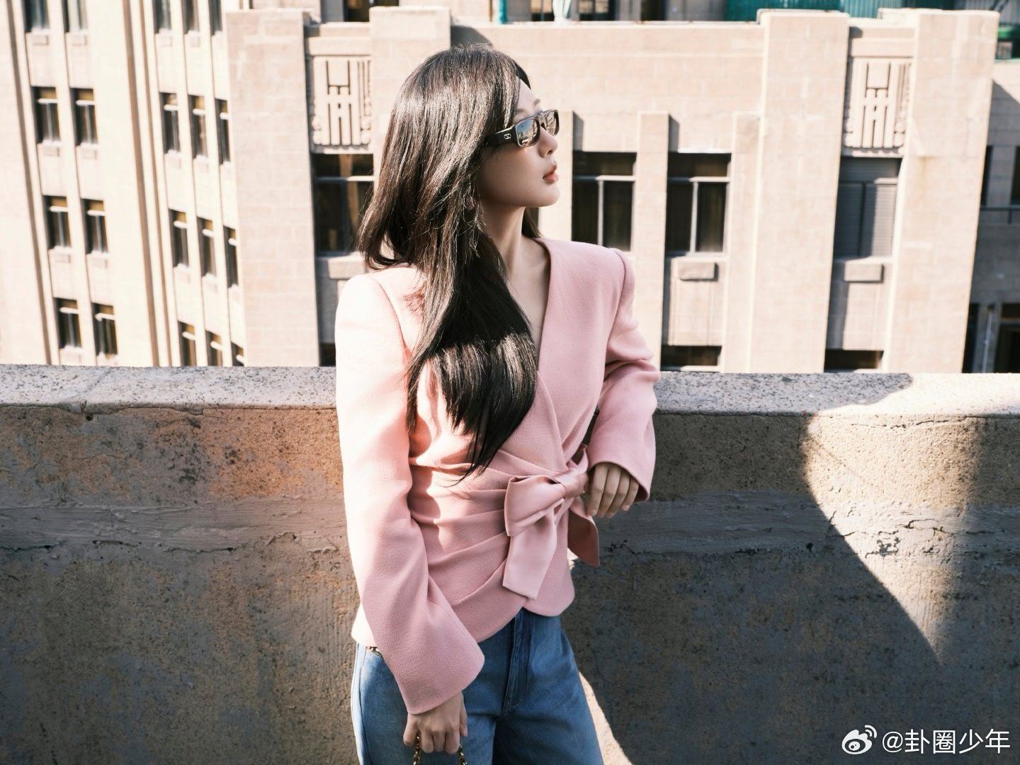 杨紫粉色上衣杨紫的粉色上衣太绝了，温柔蜜桃粉衬得肤色透亮，甜到心坎里，这状态谁