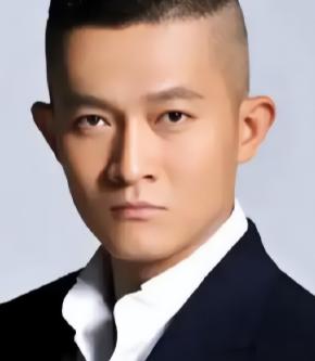 2002年，杨志刚和江珊拍戏，杨志刚从背后抱住江珊，结果江珊来了这么一句：“弟弟