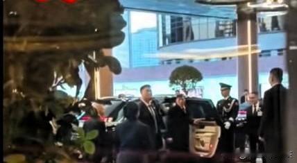 泰王入住北京酒店，为他开车门的军装小哥哥帅翻11月13日，泰国国王来中国访问。