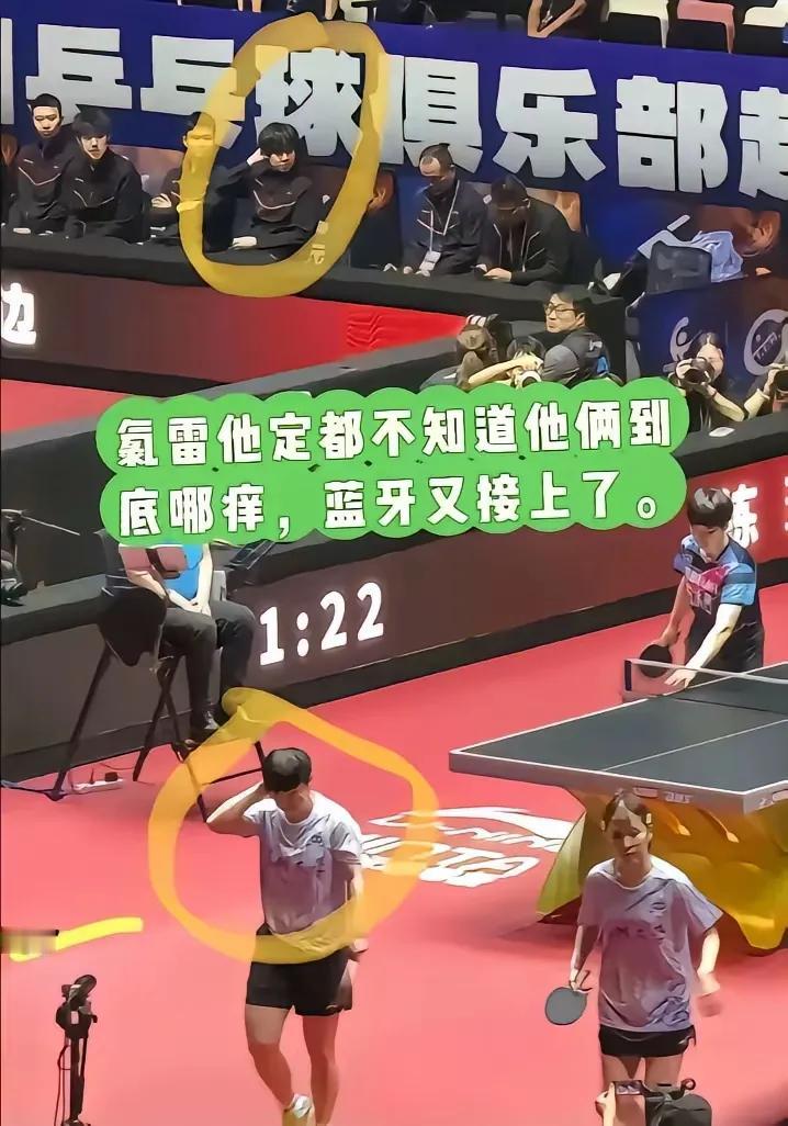 天啊，莎头抓后脑勺居然也这么同步！莎莎打双打，大头本来应该看魏桥比赛，可是他神