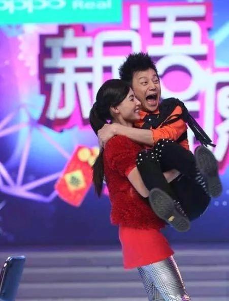 女人的臂力也可以惊人，张柏芝轻轻松松抱起何炅，迪丽热巴抱起于朦胧那是一点也不费力