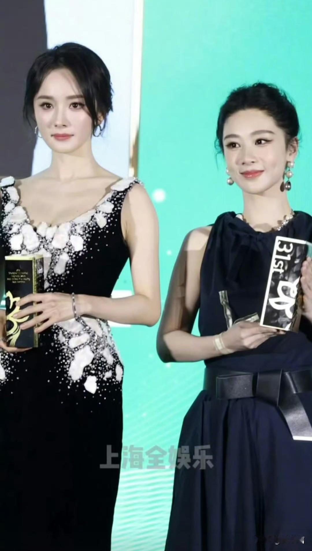 杨幂这鞋怕不是有30厘米？明明官方身高比杨紫还矮一点，但同框愣是高出人家半个头…