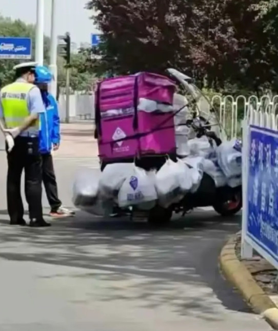 交警很纳闷，是怎么骑的
