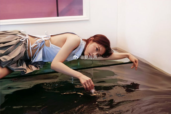 赵今麦的健身痕迹赵今麦这组杂志大片里马甲线真的很抢眼！手臂和腿部线条紧实流畅，