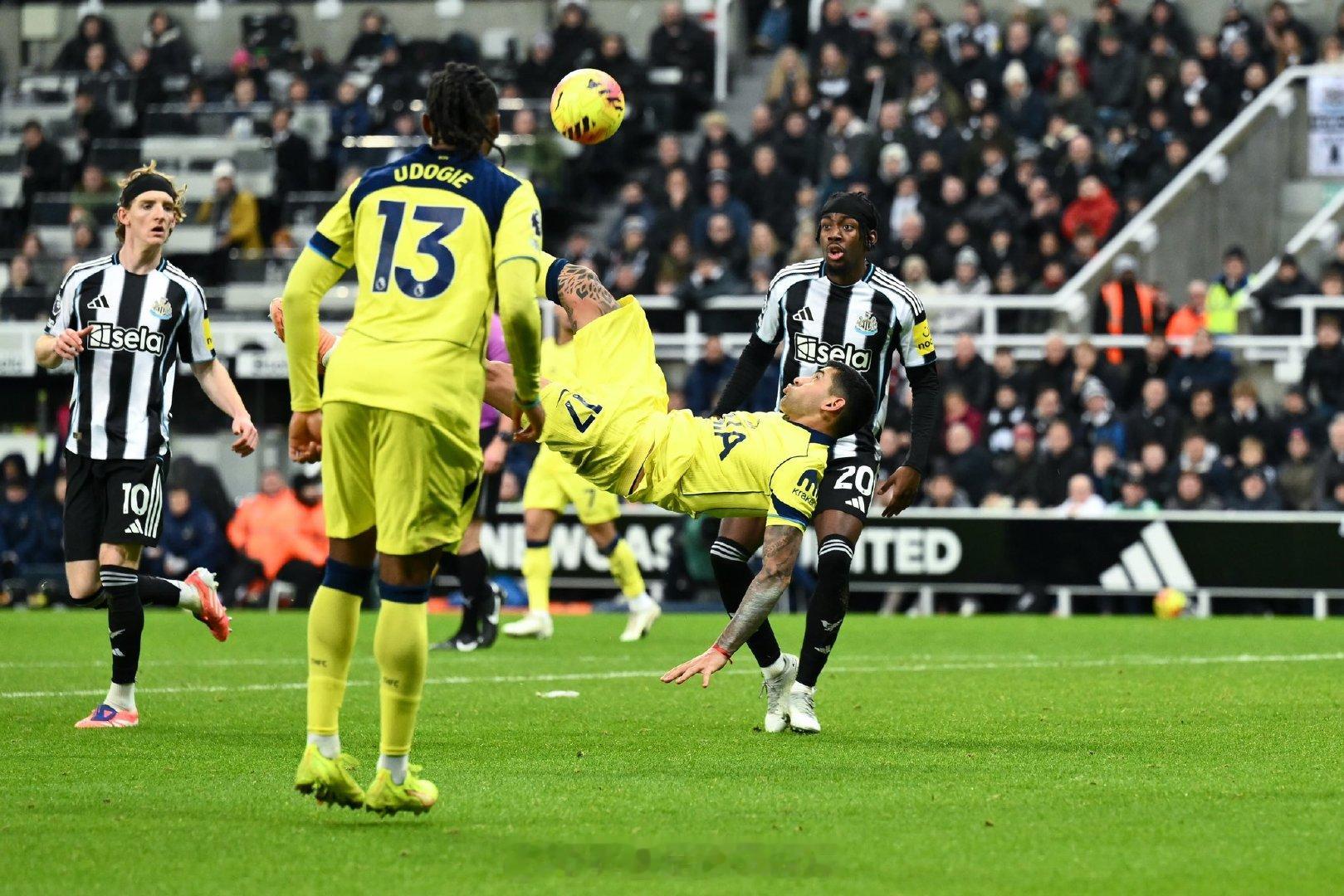 【罗梅罗学梅西倒钩】纽卡斯尔联2比2热刺，下半时补时阶段，热刺中卫罗梅罗倒钩破门