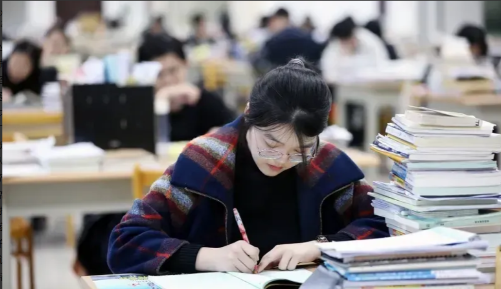 限制专业，要求应届硕士研究生，需要是党员身份。报名的只有6人。看到这报考人数，