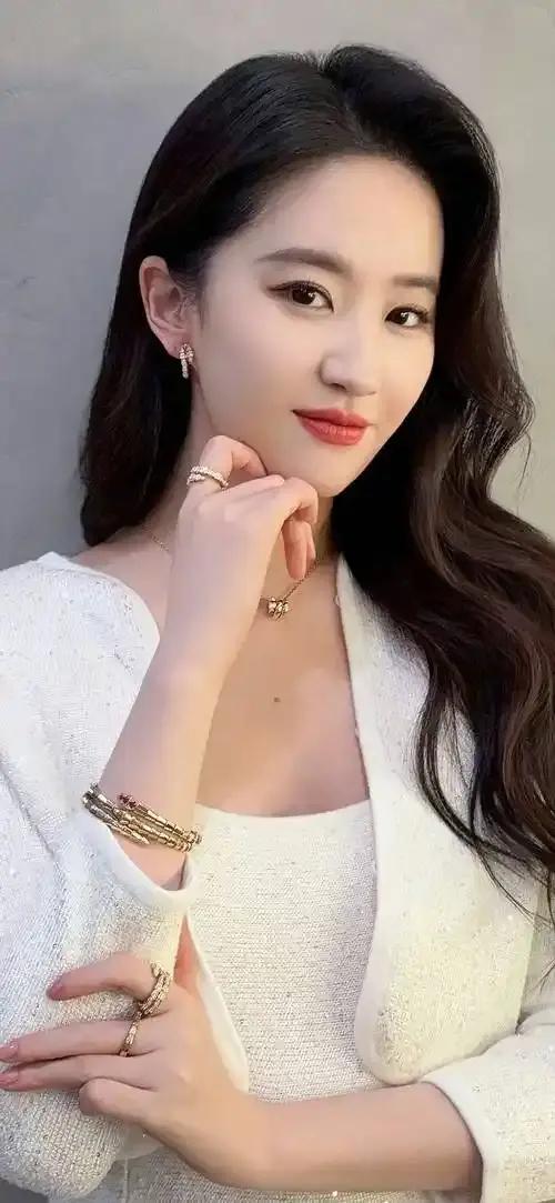 发现没？刘亦菲身上有个玄学，准的让人觉得可怕，那就是不管她休息还是营业，只要