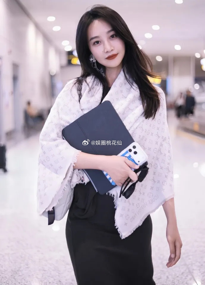 蓝盈莹现身贵阳机场，她这次搭配的很有潇洒时尚风情，看上去非常的靓丽。蓝盈莹里面穿