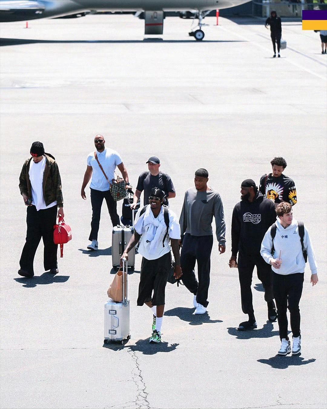 湖人球员奔赴休斯顿，明天的G3之战让人期待！目前湖人2-0领先，这形势相当