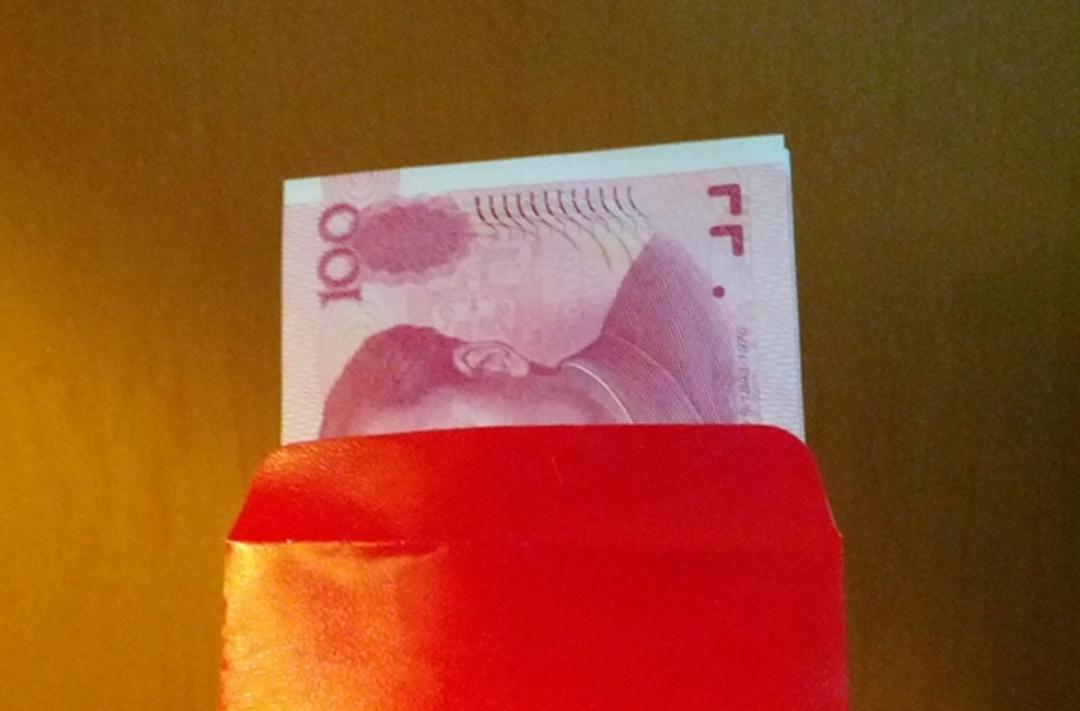 妈妈让12岁儿子上交2万压岁钱，孩子当场不干了，俩人吵得不可开交。这事要搁二十年