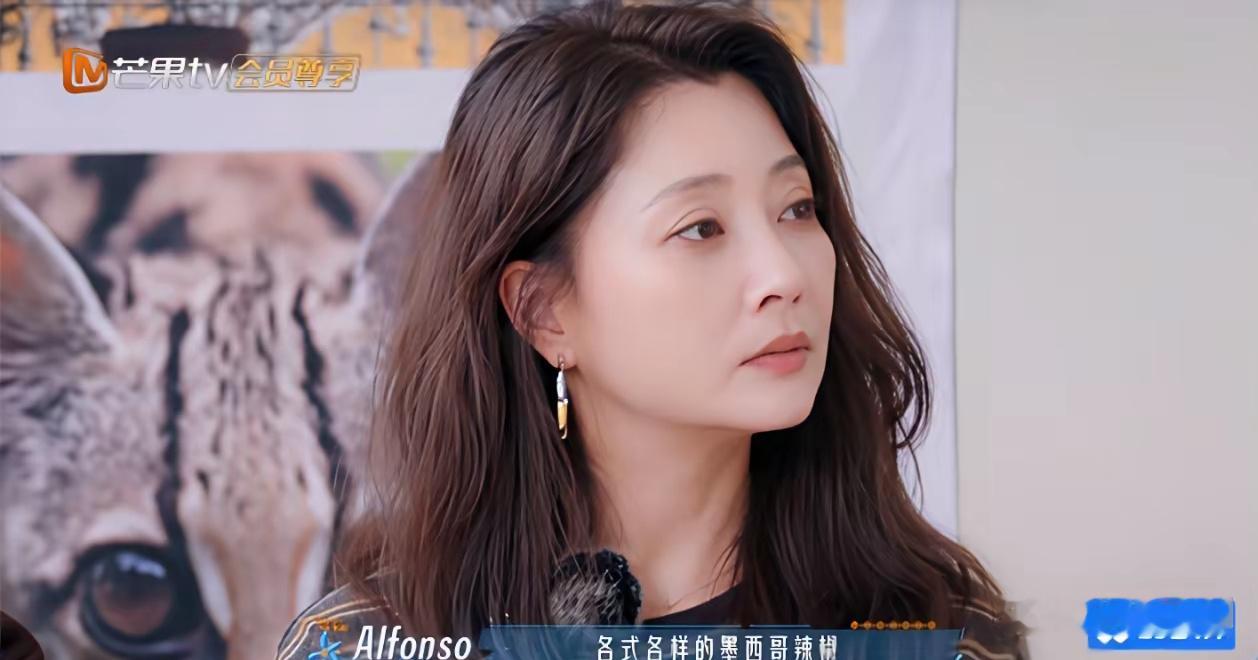 墨西哥大使馆的工作人员在台上一顿叽里呱啦输出。殷桃突然凑到林依晨耳边：“给我翻译