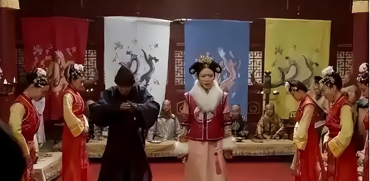 努尔哈赤把11岁女儿嫁给兄弟做妾，新婚当夜，新郎原配在帐外大骂。努尔哈赤把十