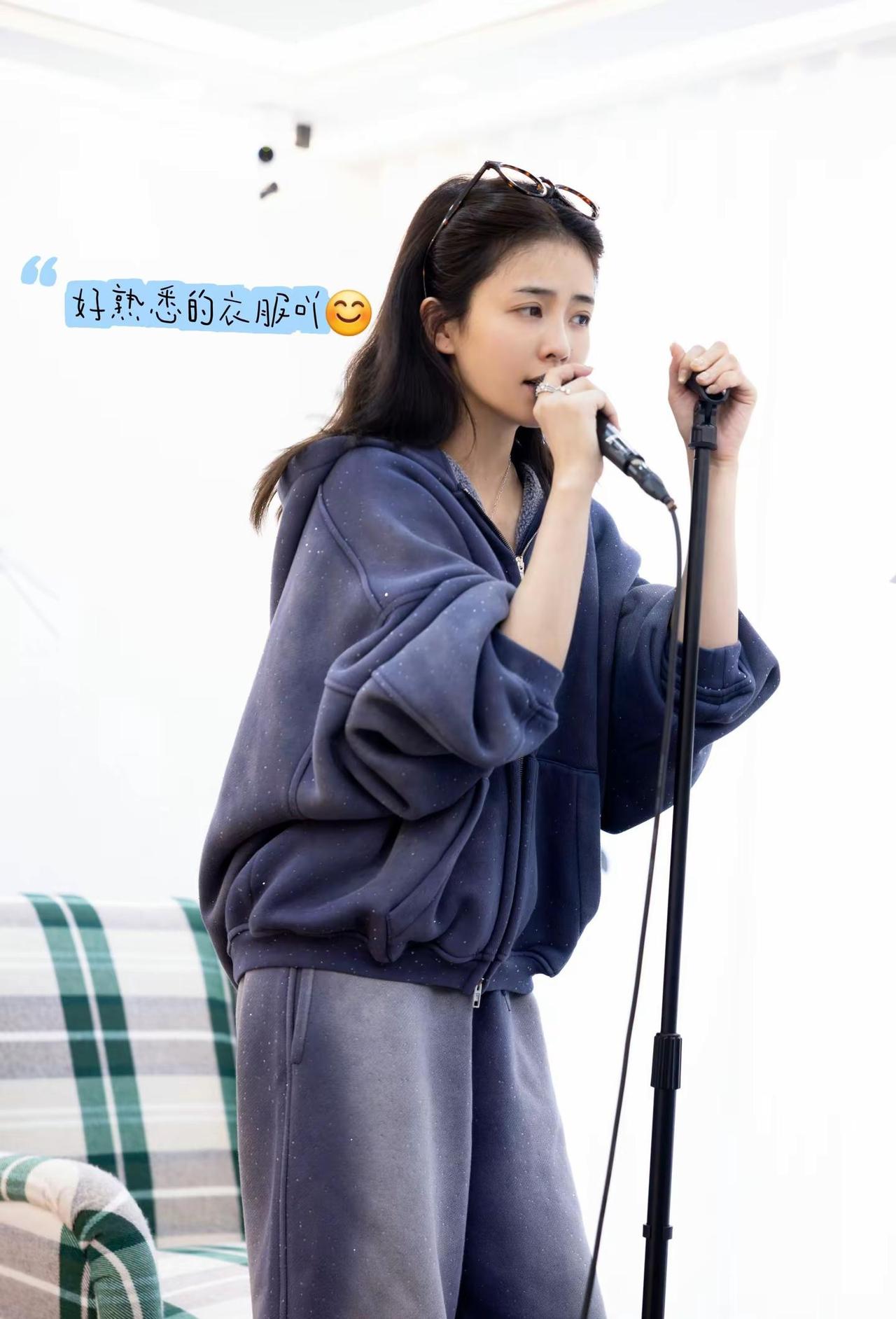 今天的我磕衣服🧥😄，谁懂吖，同天（6.27）开唱，又用合照的这身宣传放C位的