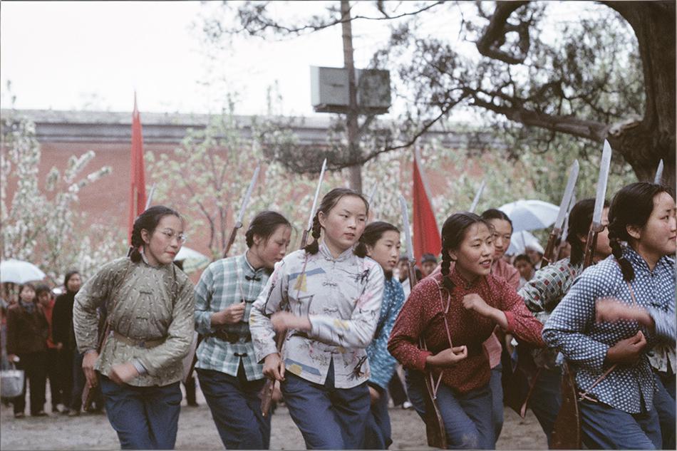 1966年5月1日，劳动人民文化宫，一群女青年裹着中式对襟褂子，蓝布裤扎着腰带，