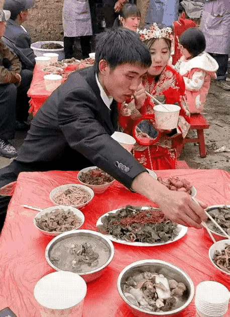 新郎和新娘很有夫妻相，两个人都非常的厚道，非常的实在，给人的感觉都是老实巴交的，