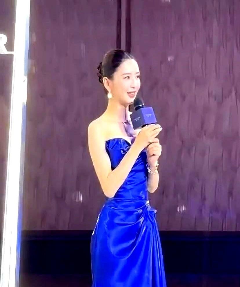 宝蓝色缎面抹胸裙，生图直出。这女人的状态，硬是抗住了怼脸拍的高清镜头。头发利