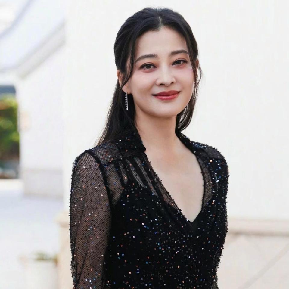 梅婷生孩子时羊水栓塞，生命垂危，医生问家属：“救大人还是救孩子？”关键时刻，婆婆