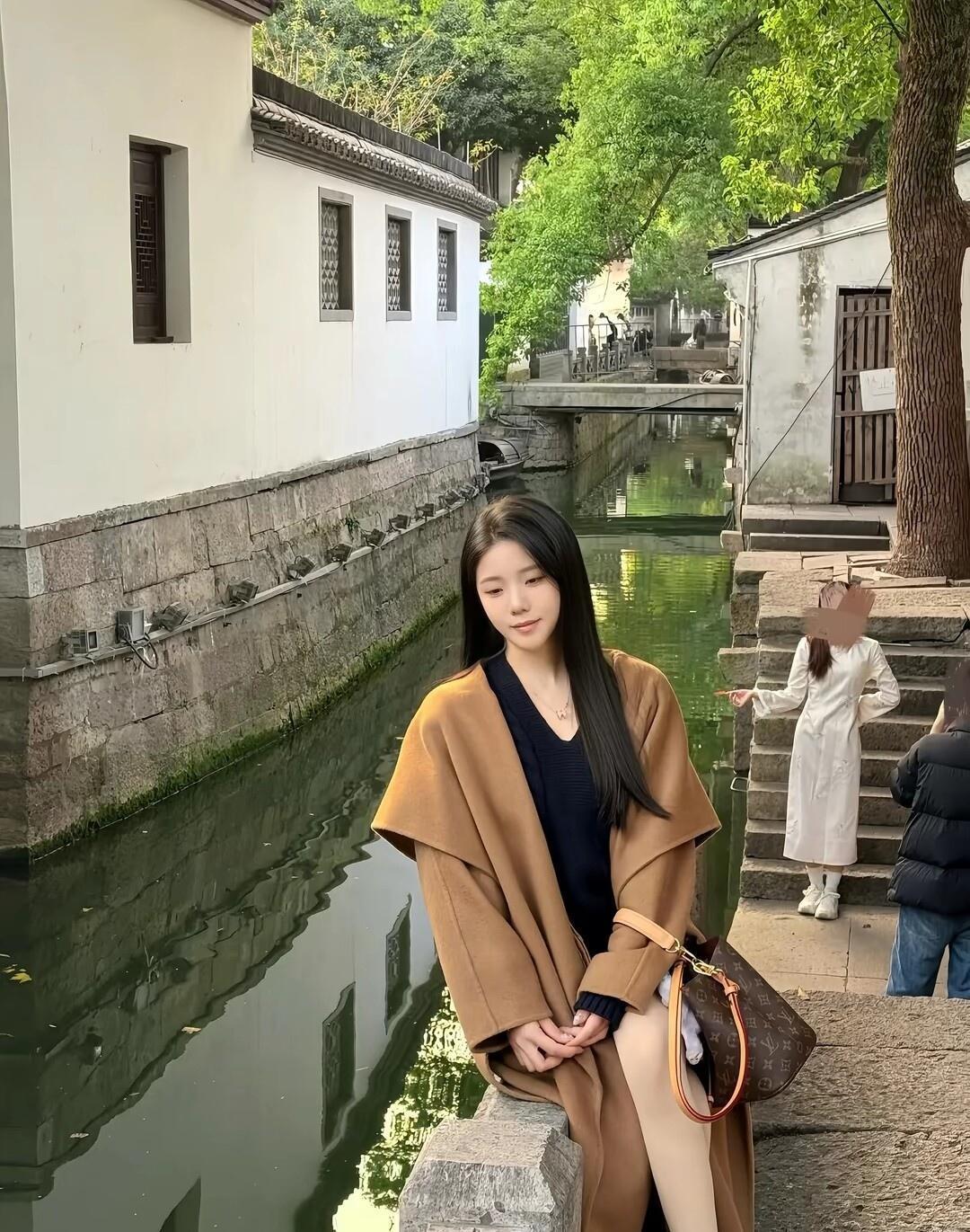 江南水乡，古韵悠长，漫步在青石板路上，感受岁月静好。