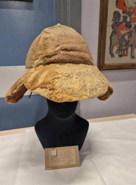 一个世纪后，埃及一名罗马士兵戴的一顶有着2,000年历史的遮阳帽对外展出。19